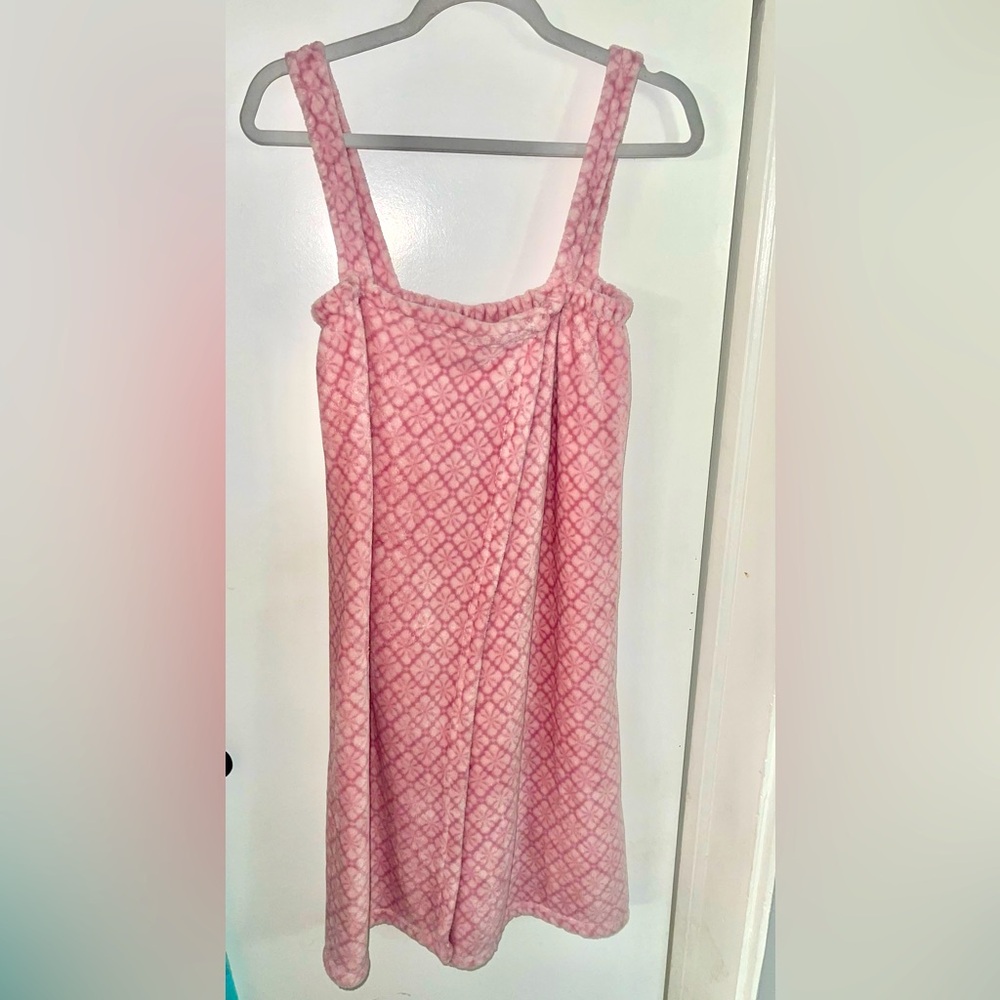 EUC Adrienne Vittadini Pink Shower Wrap